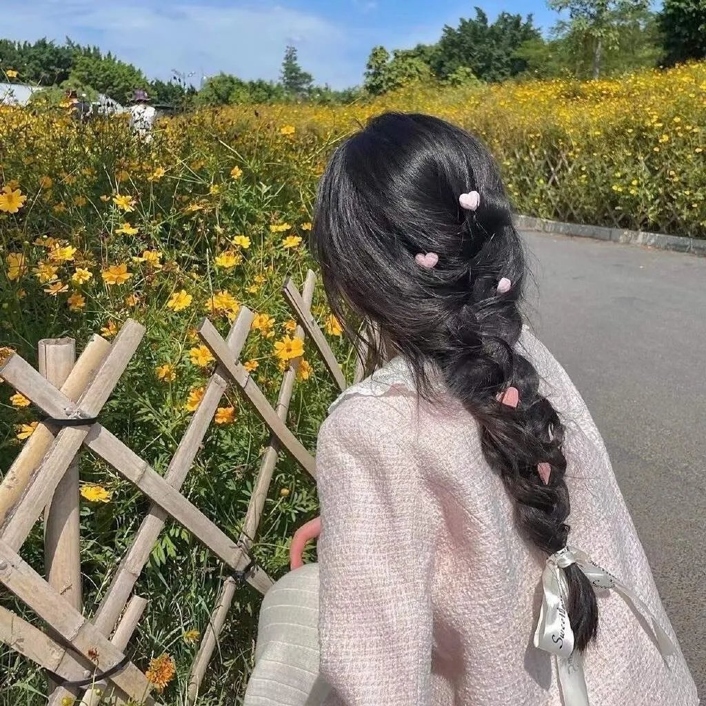 九顶假发的女孩